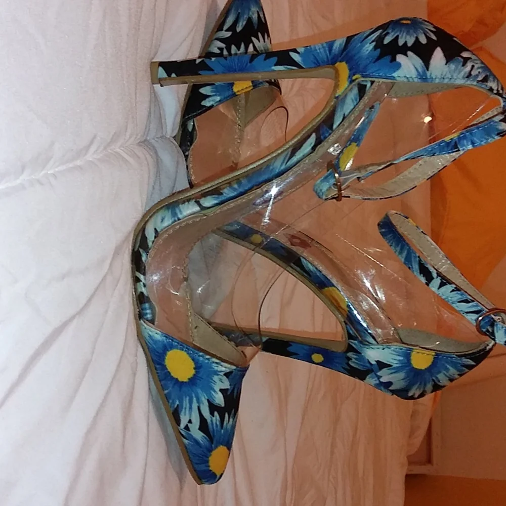 Shoes - Picture 5 of 6